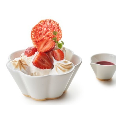 Vanille-ijs met verse aardbeien en Dessert-Espuma Meringue Italienne