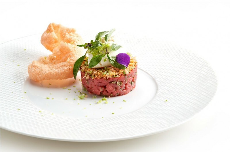 Rindtartar mit Krupuk geräucherte Paprika