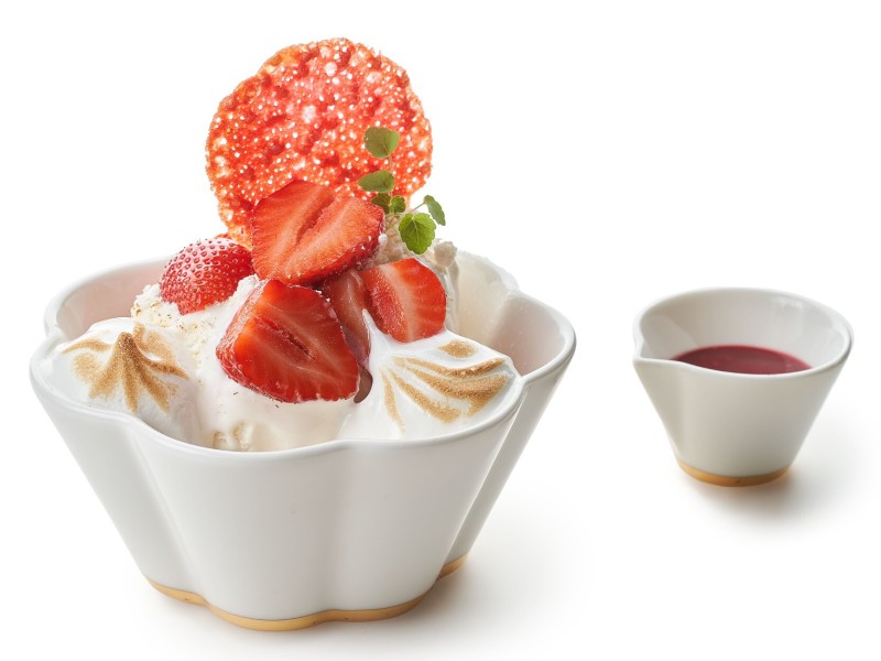 Vanilla ice cream with fresh strawberries and Dessert-Espuma Meringue Italienne