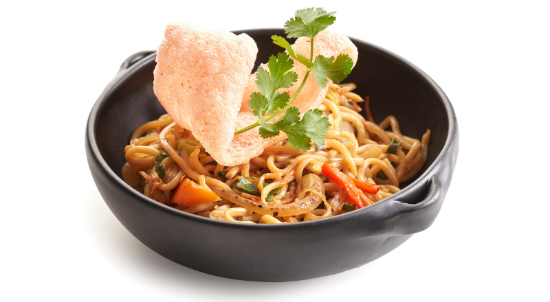 Orientalischer Wok mit Krupuk Rotes Curry